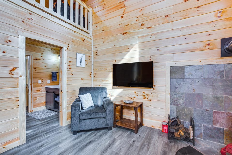 Modern Salineville Cabin on 13 Acres w/ Fire Pit! Cabin in Ohio