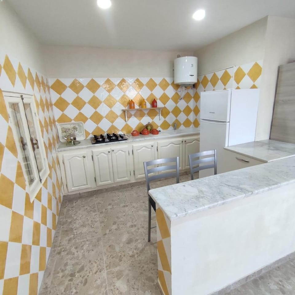Coffee/tea facilities, Kitchen or kitchenette, stove