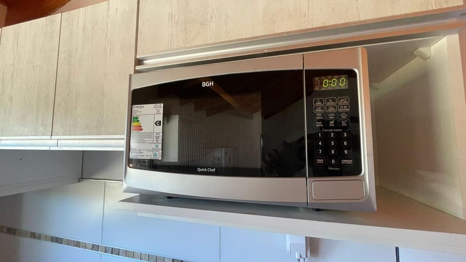 Kitchen or kitchenette, minibar