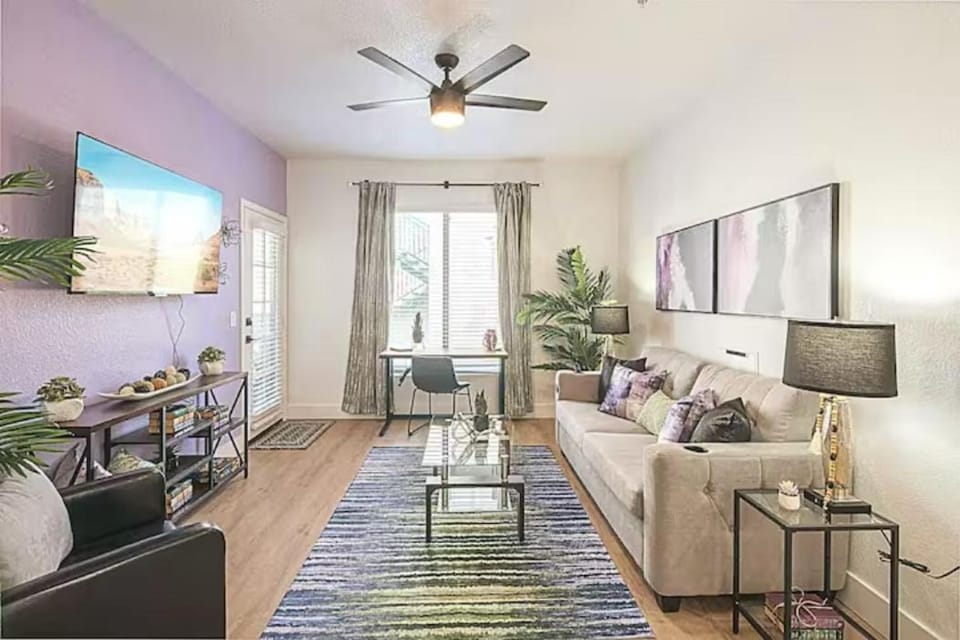Sonoran Sunset Lounge Remodeled King Bed Suite Apartment in Kierland