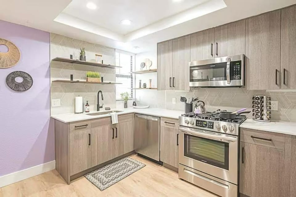 Sonoran Sunset Lounge Remodeled King Bed Suite Apartment in Kierland