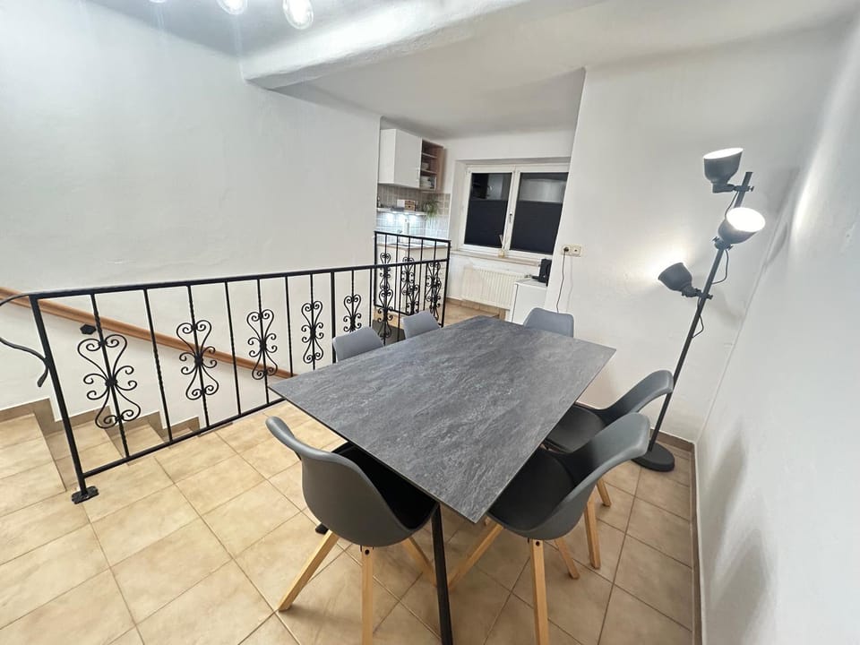 Kitchen or kitchenette, Seating area, Dining area