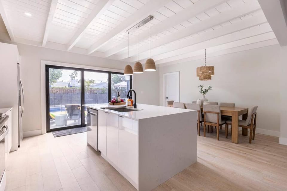 Kitchen or kitchenette, Seating area, Dining area