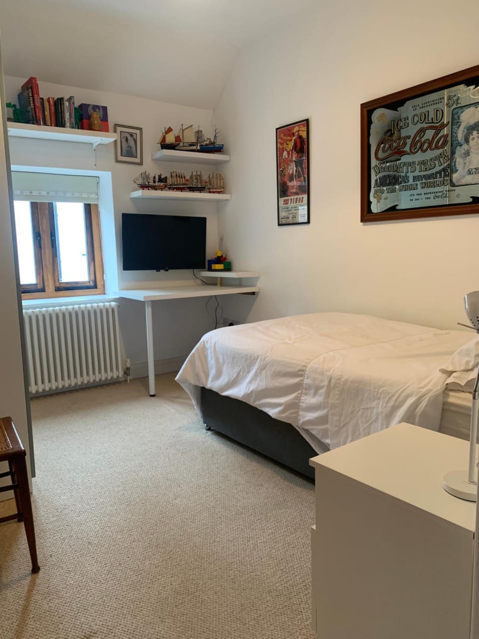 Photo of the whole room, Bedroom