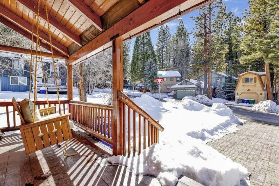 Binkys Mountain Hideaway Big Bear~Central Moonridge Chalet House in Big Bear