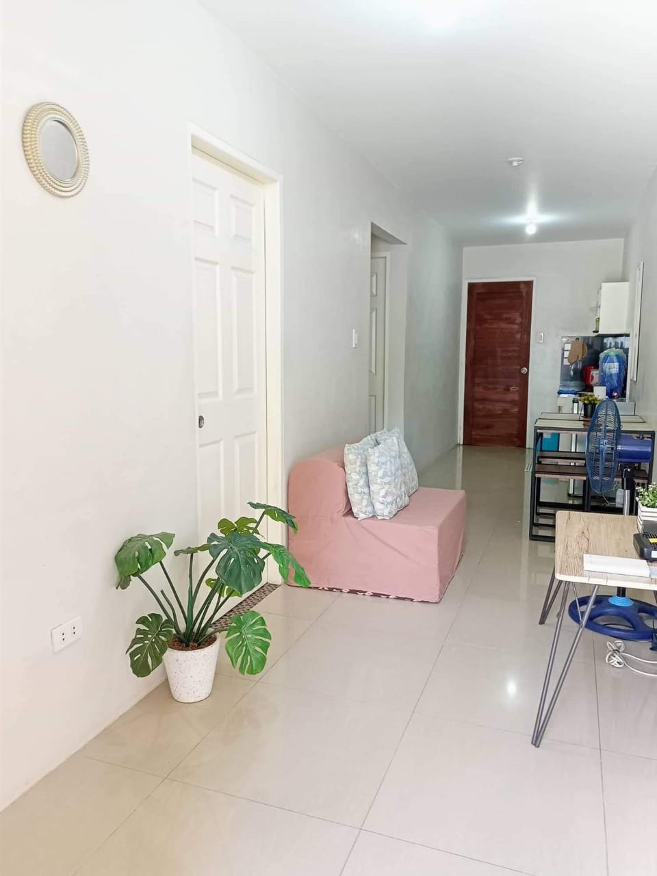 TV and multimedia, Kitchen or kitchenette, Living room, Seating area, Dining area