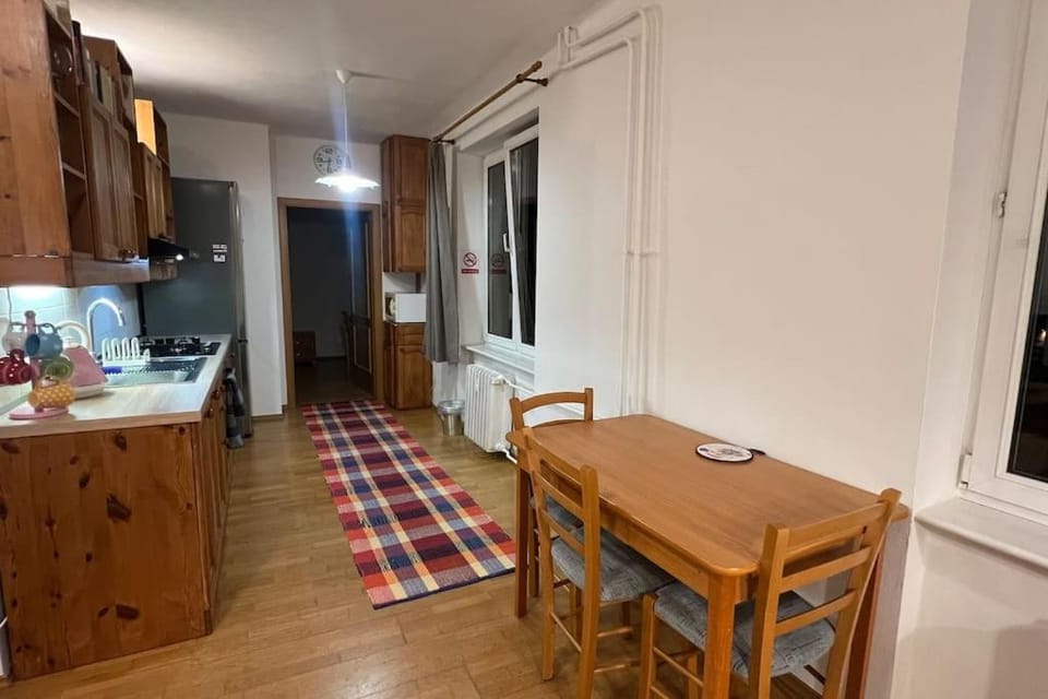 Kitchen or kitchenette, Seating area, Dining area