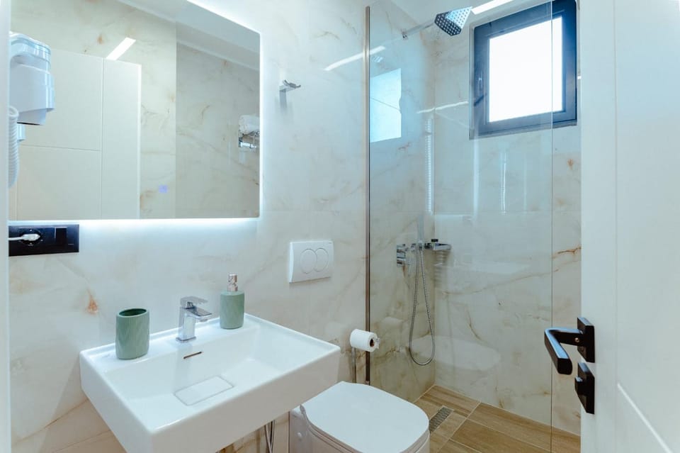 Shower, Toilet, Bathroom, towels