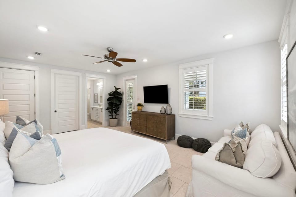 Patio, Bed, TV and multimedia, Seating area, Bedroom