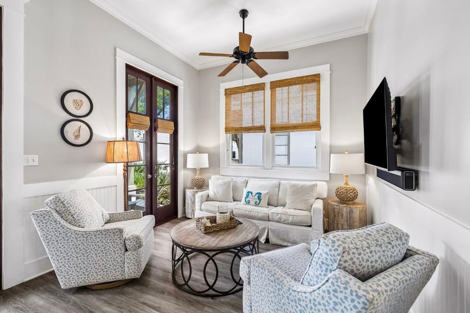 Patio, TV and multimedia, Living room, Seating area, pet friendly