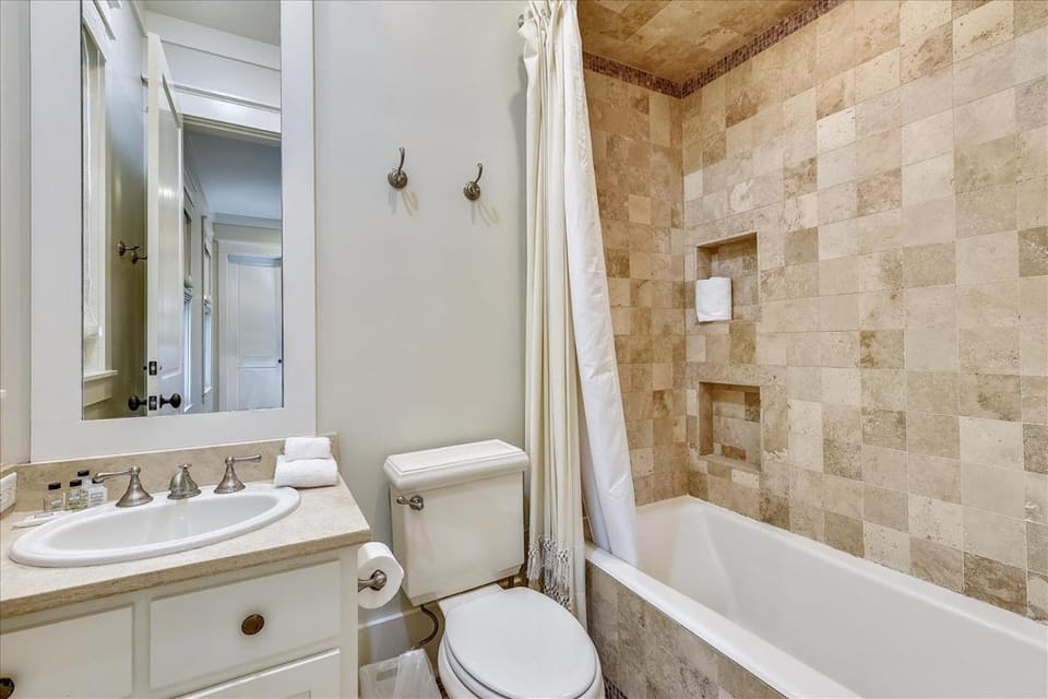 Shower, Toilet, Bathroom, Bath, towels