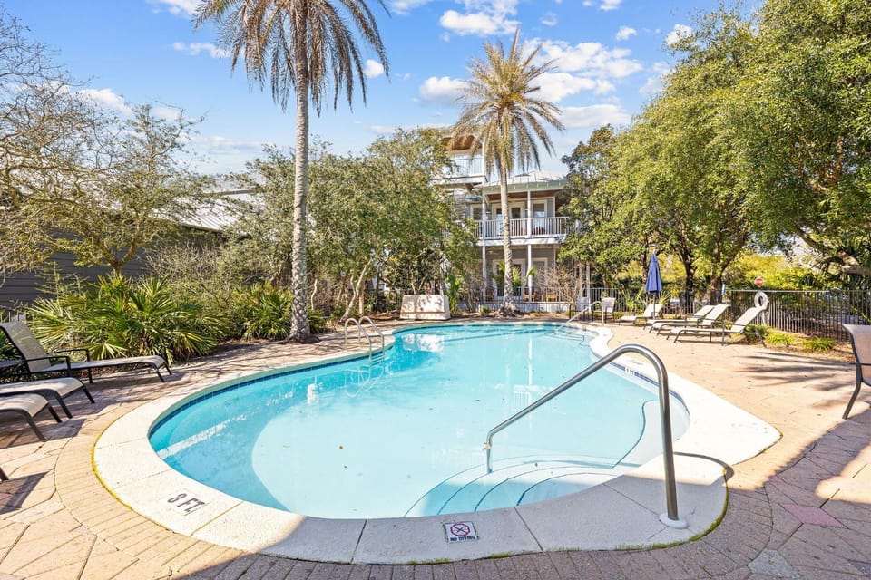 Neighbourhood, Swimming pool