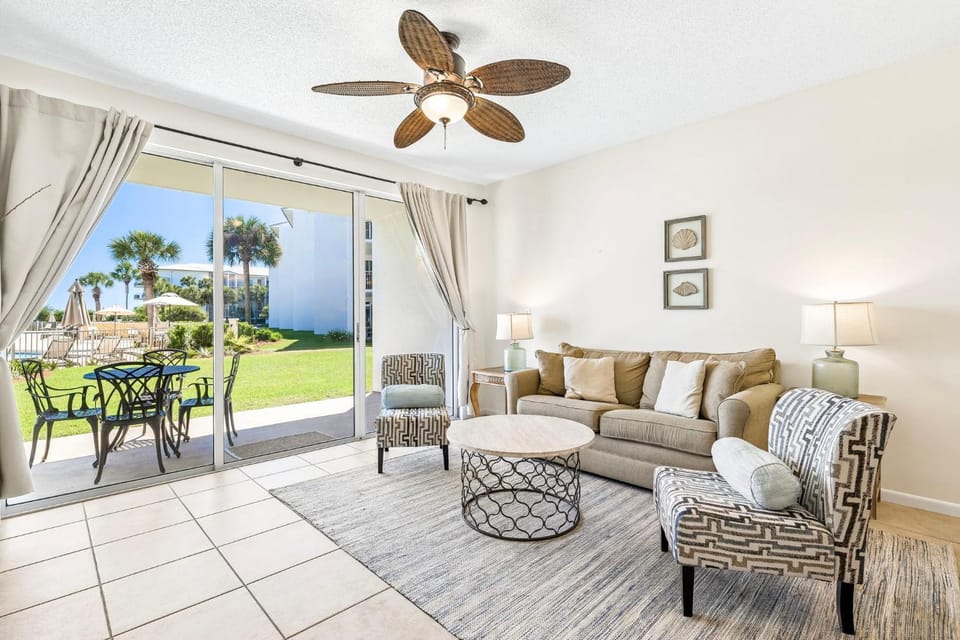 Patio, View (from property/room), Living room, Family