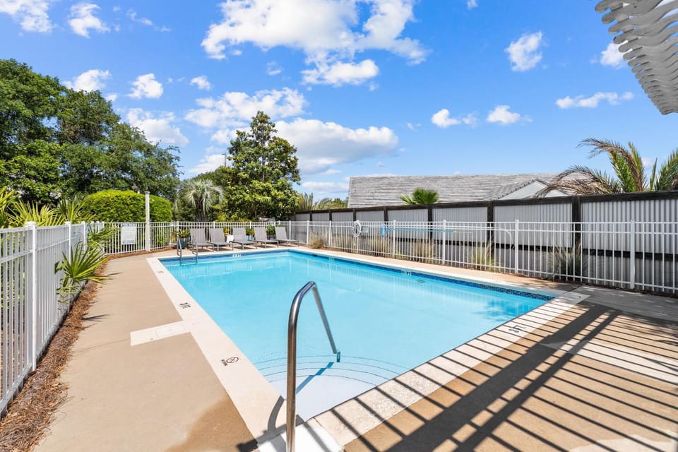 Garden, Seating area, Swimming pool