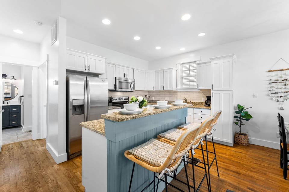 Kitchen or kitchenette, Seating area, microwave, oven, kitchen