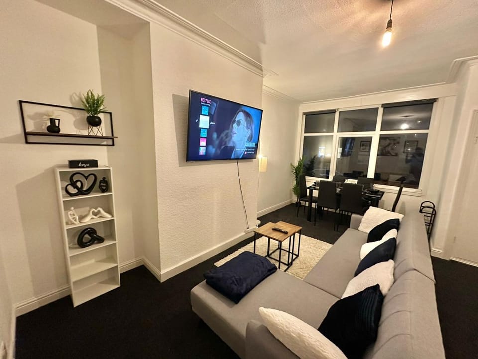 Communal lounge/ TV room, TV and multimedia, Living room, Seating area, Evening entertainment