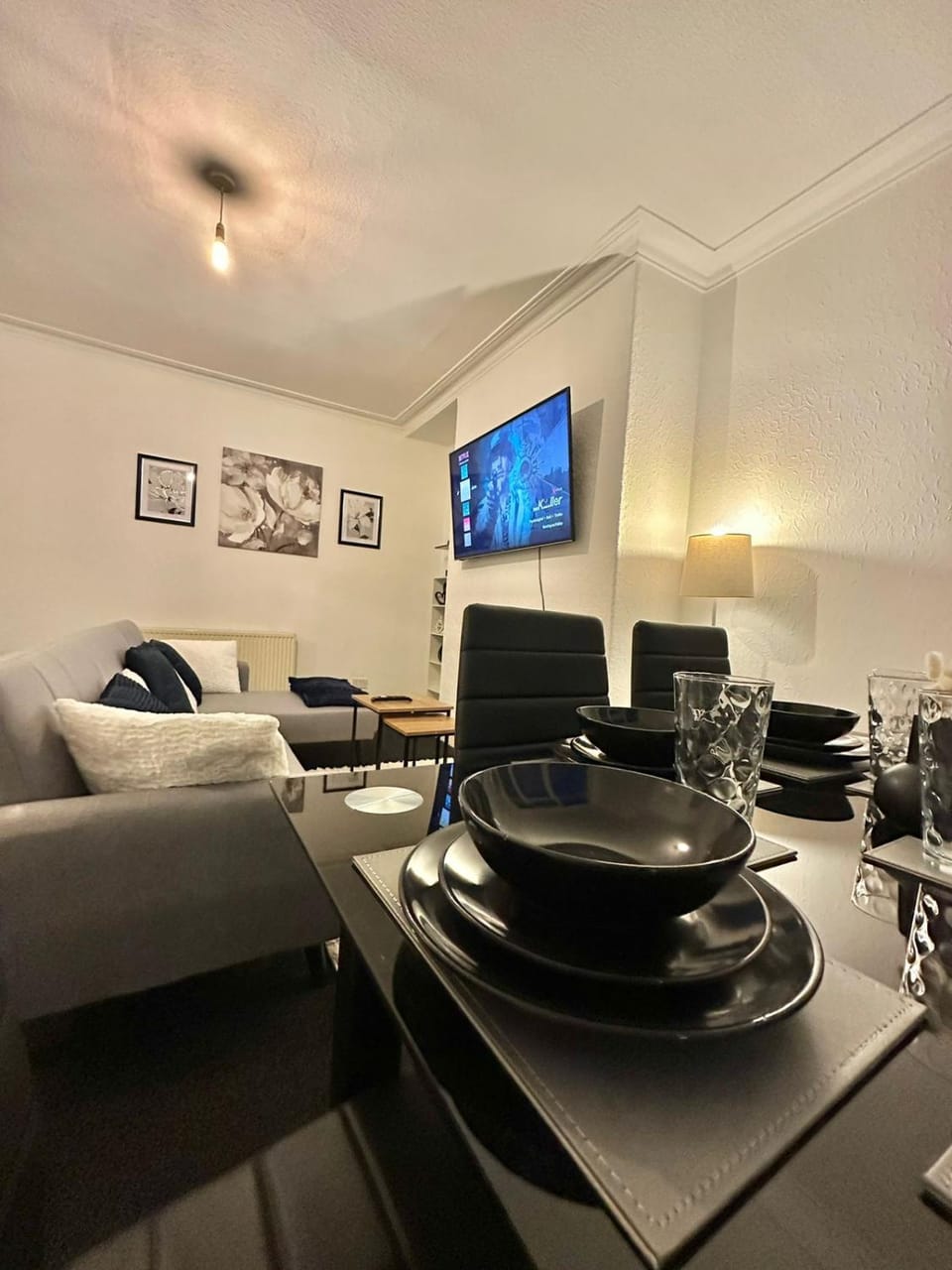 Communal lounge/ TV room, TV and multimedia, Living room, Seating area, Dining area, Evening entertainment