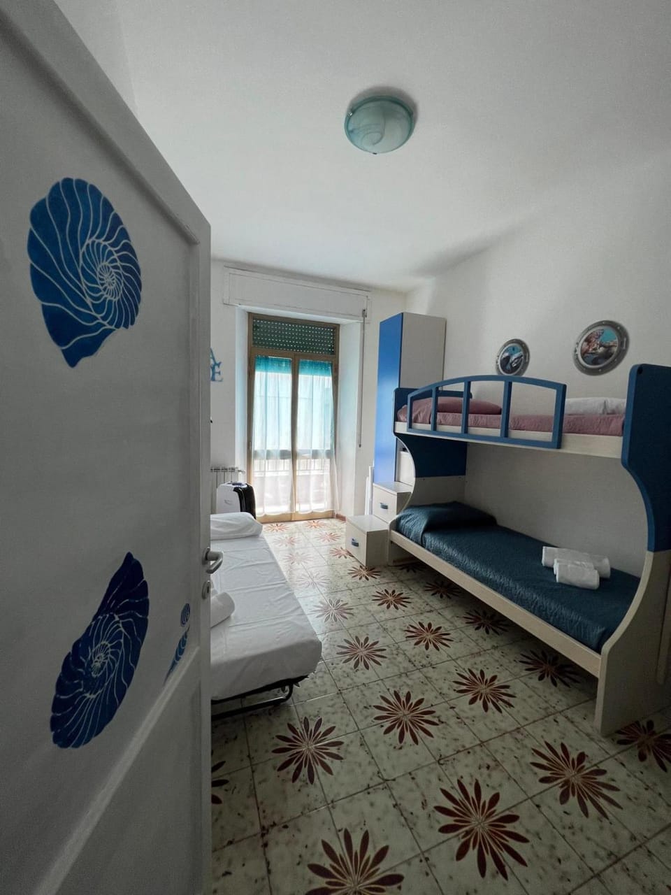 Photo of the whole room, Garden view, Sea view, bunk bed, fireplace