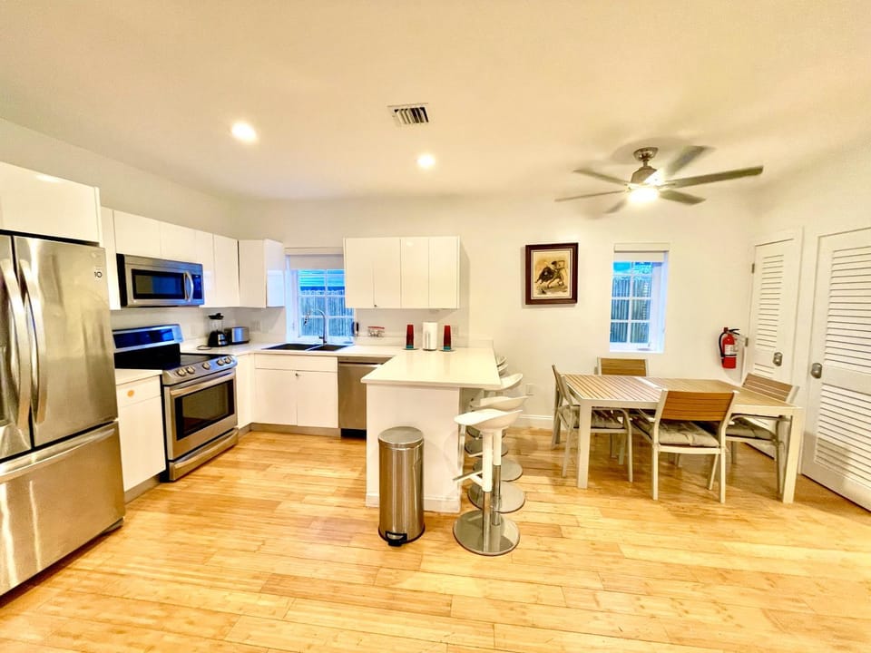20 GUESTS LUXURIOUS SOUTH BEACH SUITE 2 Apartment in Flamingo Lummus