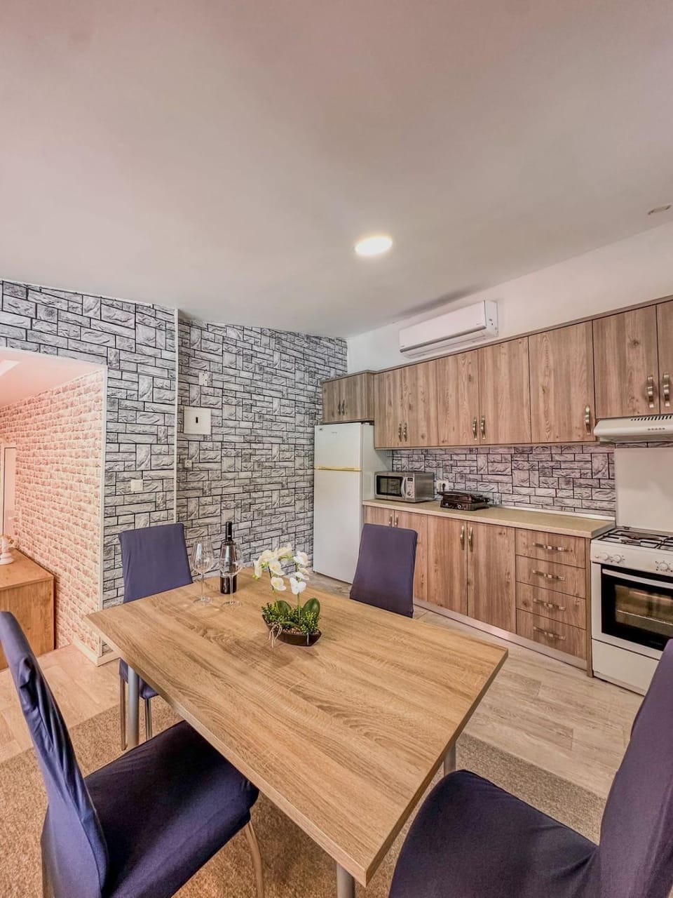 Kitchen or kitchenette, Dining area