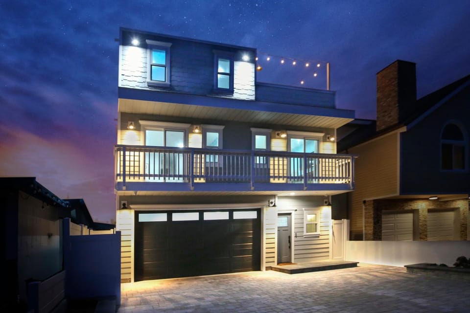Property building, Night, View (from property/room), Balcony/Terrace