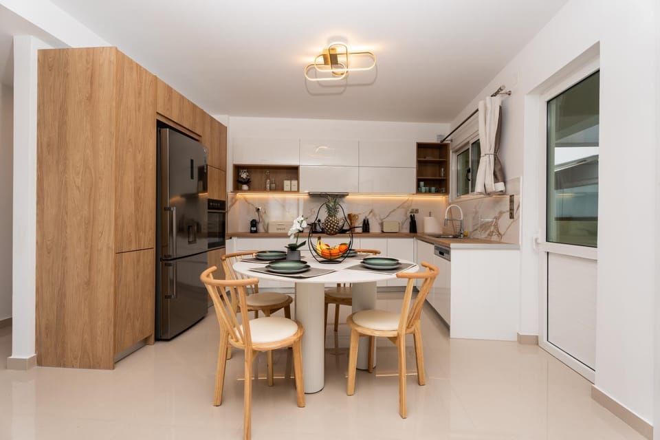 Kitchen or kitchenette, Dining area