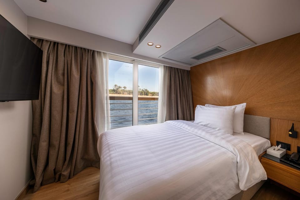 Bed, Natural landscape, TV and multimedia, Photo of the whole room, Bedroom, River view