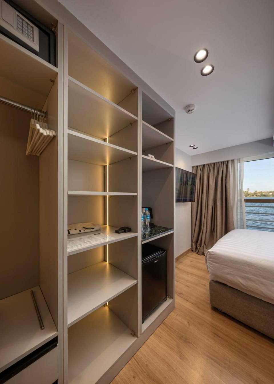 Bed, TV and multimedia, Photo of the whole room, Bedroom, wardrobe, air conditioner