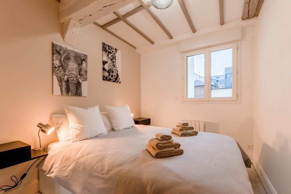 Bed, Photo of the whole room, Bedroom, towels