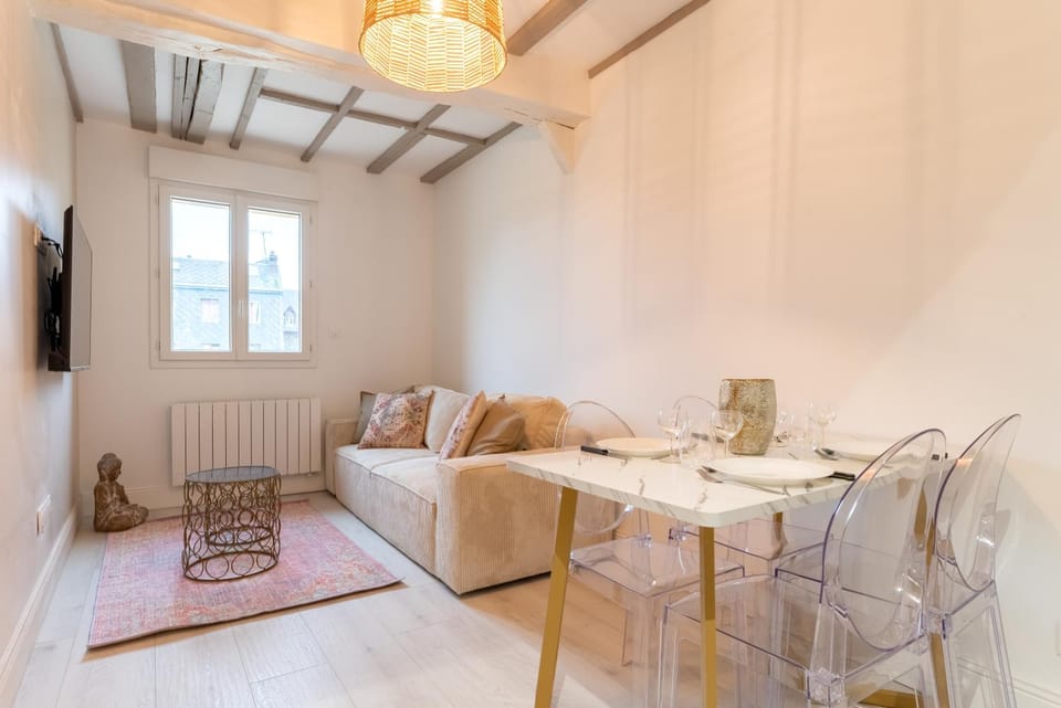 TV and multimedia, Living room, Seating area, Dining area