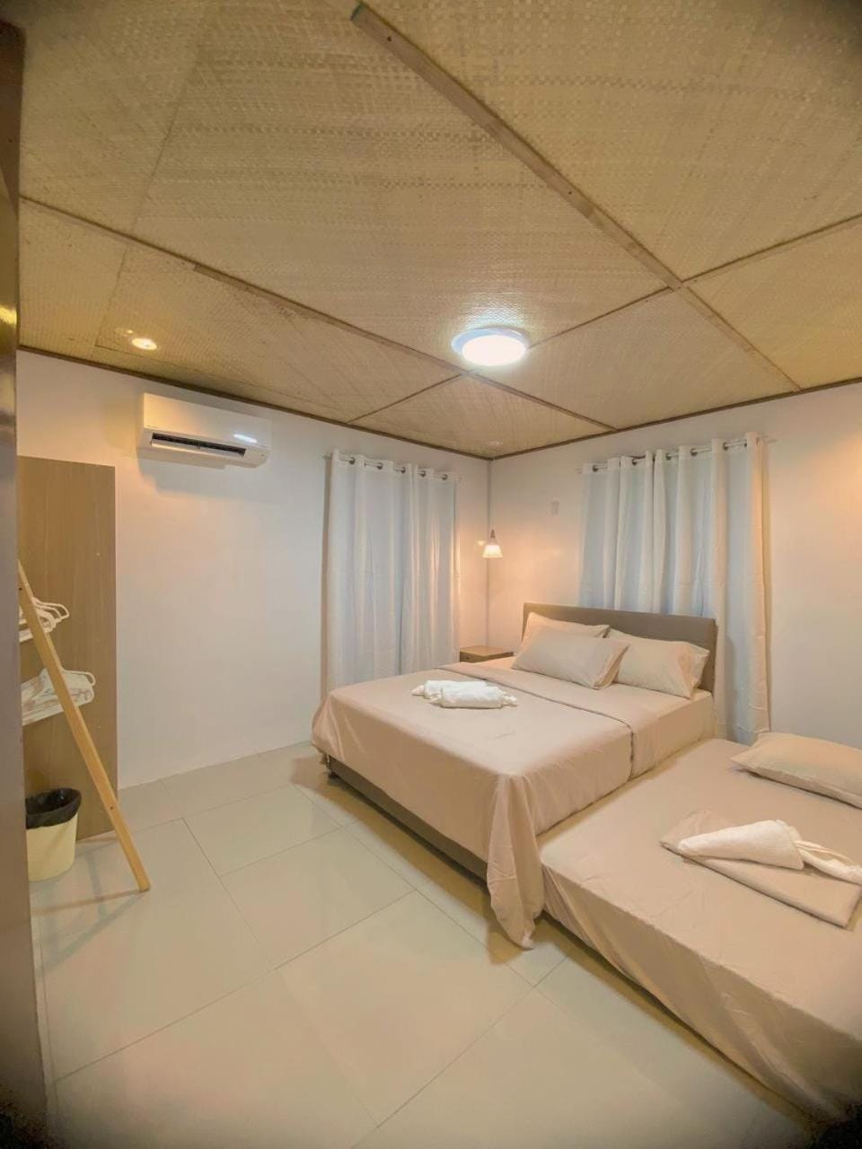 Bed, Photo of the whole room, Bedroom, towels, air conditioner