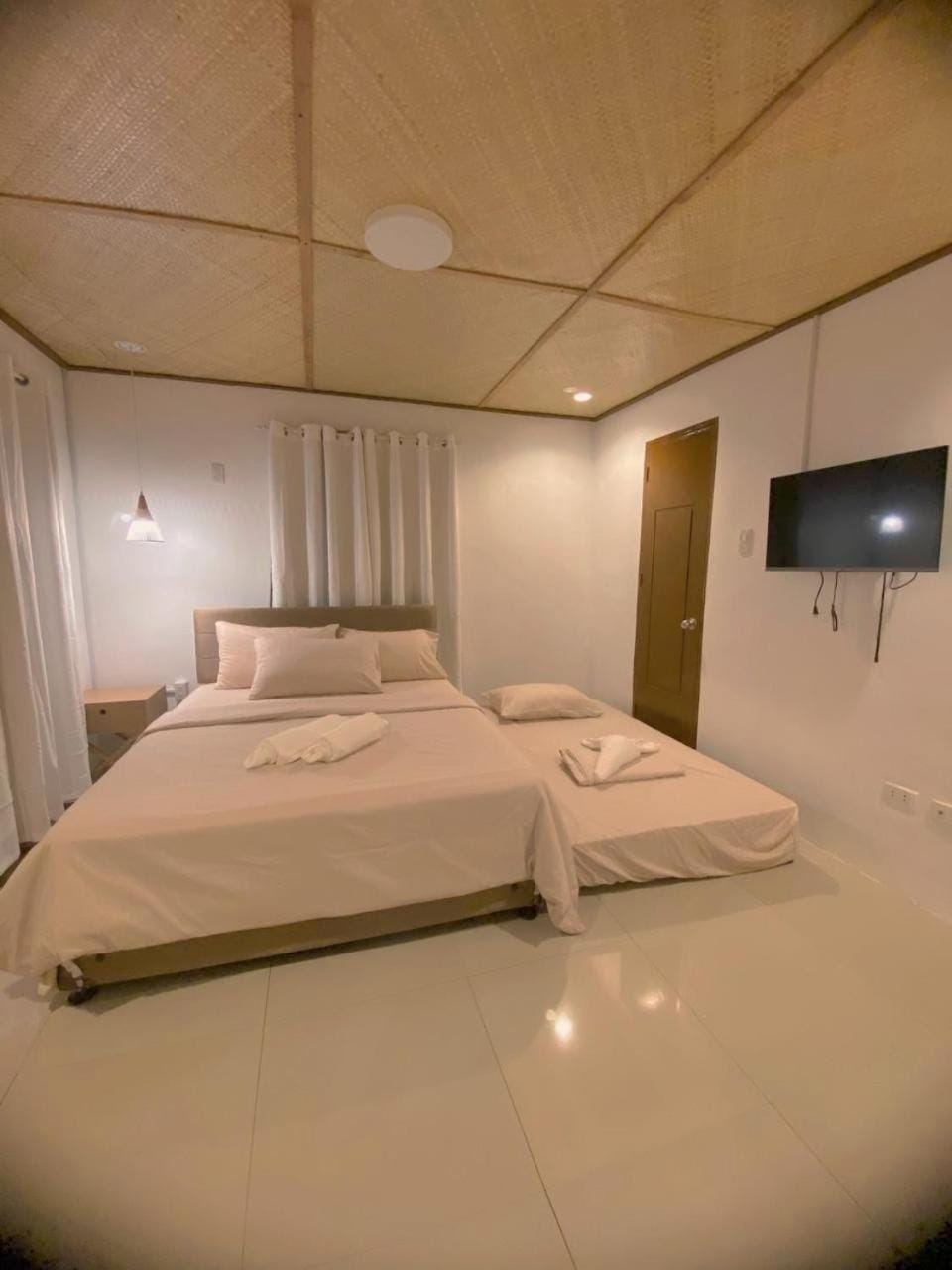 Bed, TV and multimedia, Photo of the whole room, Bedroom