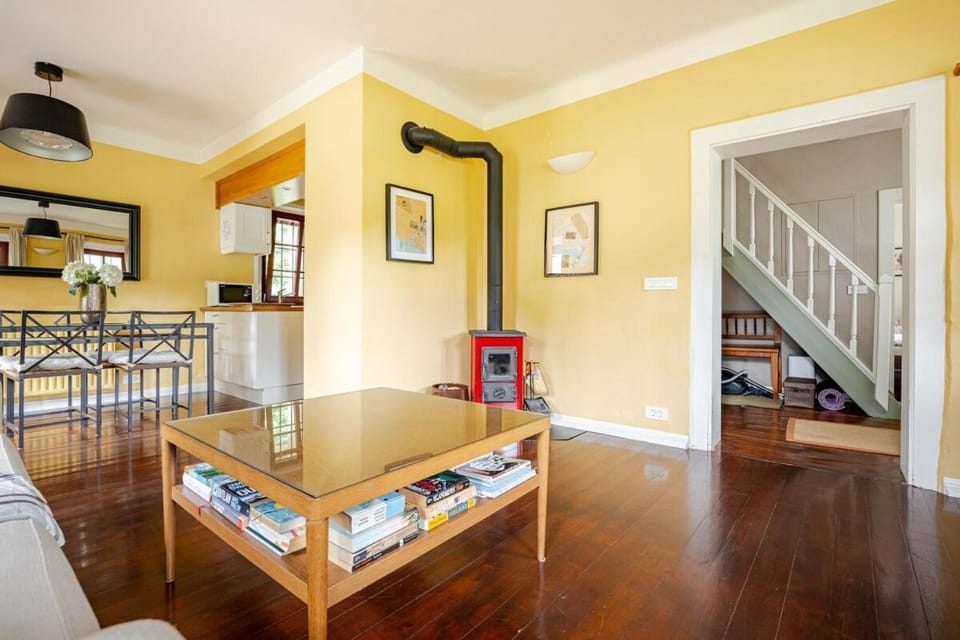 Dining area, fireplace
