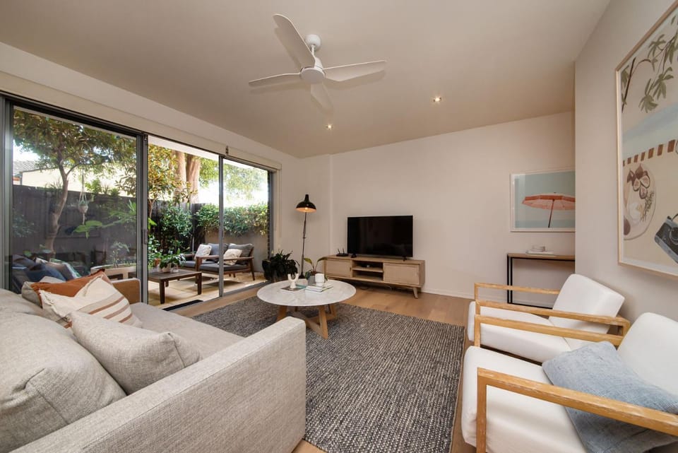 TV and multimedia, Living room, Garden view