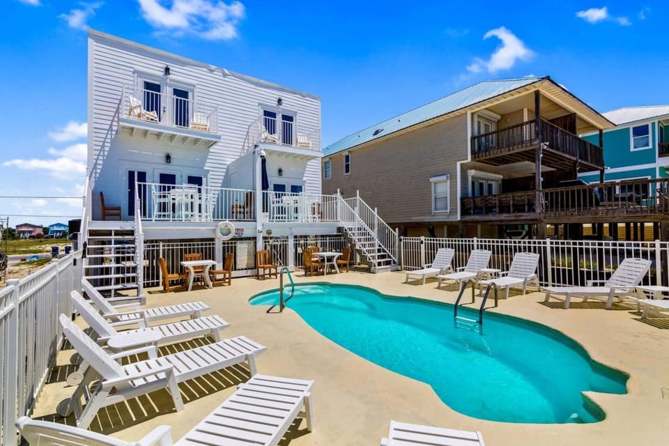 Dolphin View Duplex A Beachfront Pet Friendly House in West Beach