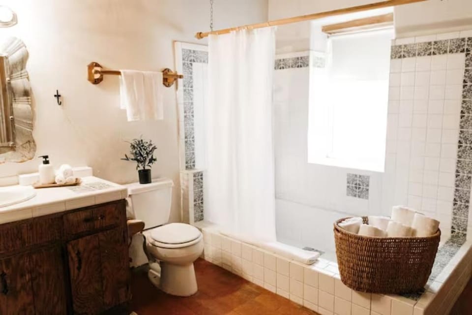 Shower, Toilet, Bathroom, Bath, bidet, towels