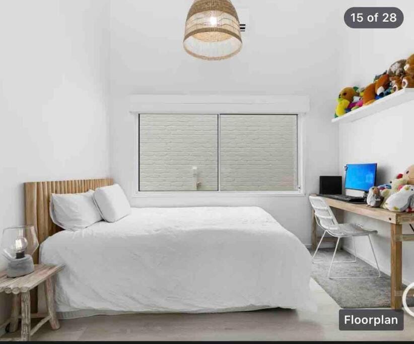 WHITE BEACH HOUSE High on Belmore, PETS welcome House in Noosa Heads