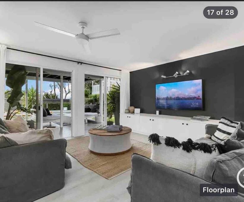 WHITE BEACH HOUSE High on Belmore, PETS welcome House in Noosa Heads