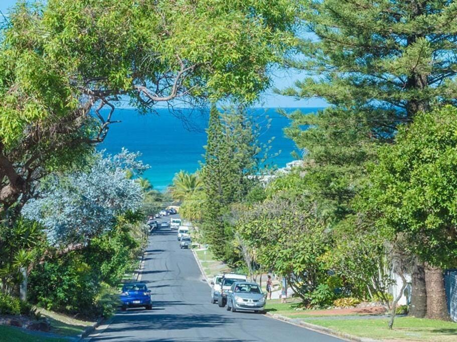 WHITE BEACH HOUSE High on Belmore, PETS welcome House in Noosa Heads