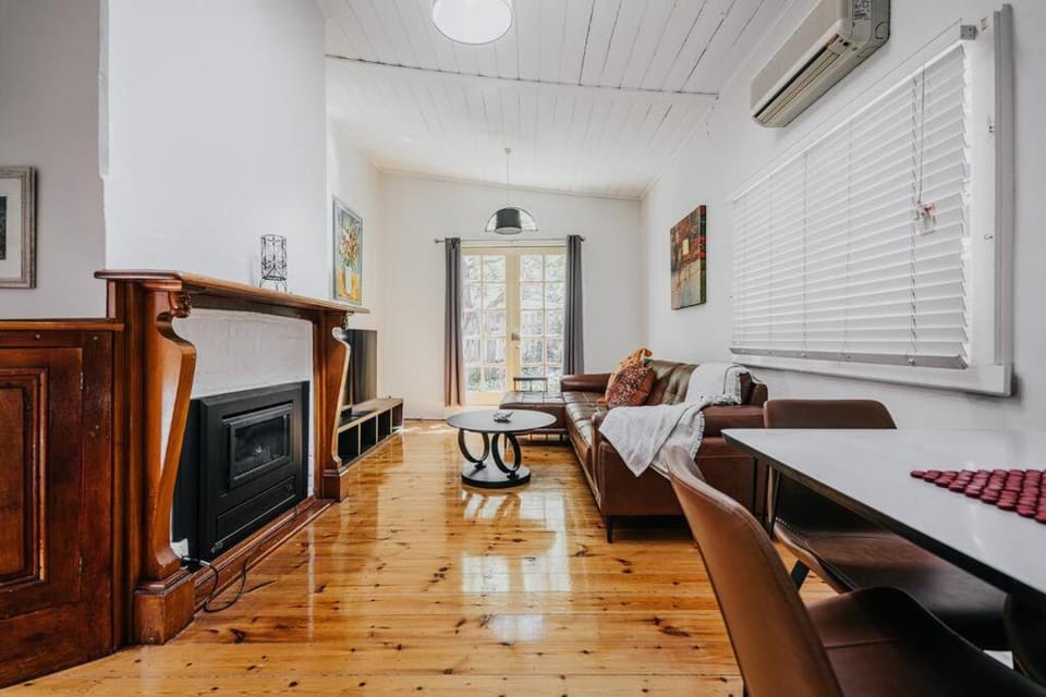 TV and multimedia, Living room, Photo of the whole room, Seating area, Dining area, Evening entertainment