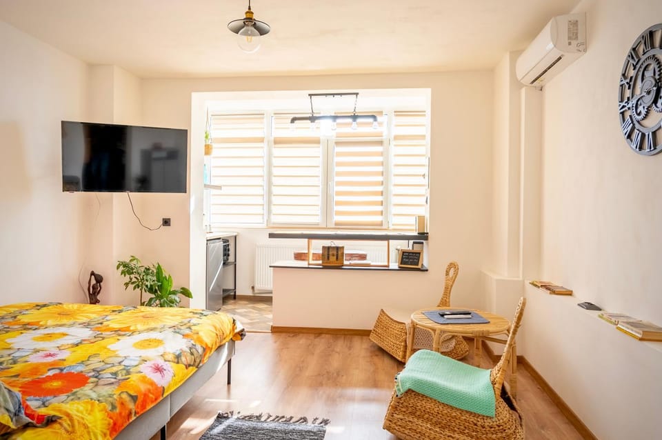 Bed, TV and multimedia, Seating area