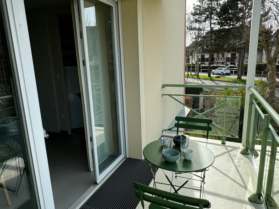 Appartement Moderne près de la Plage et du Centre - 2 Chambres, Balcon, Parking, Animaux Acceptés - FR-1-487-363 Apartment in Cabourg