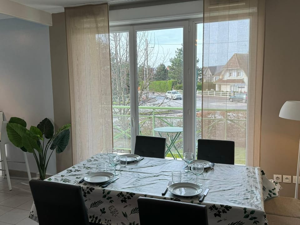 Appartement Moderne près de la Plage et du Centre - 2 Chambres, Balcon, Parking, Animaux Acceptés - FR-1-487-363 Apartment in Cabourg