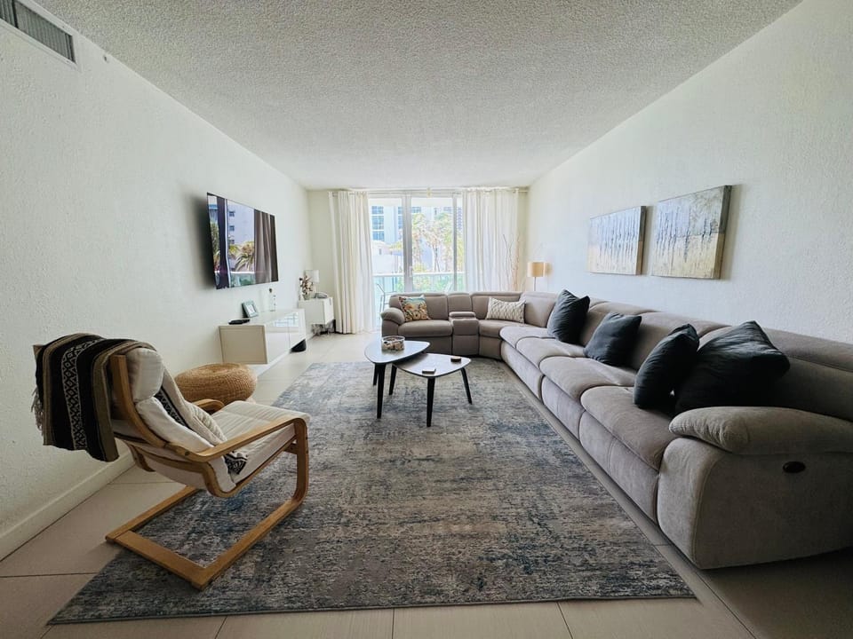 Special $$$! 2 Bedroom Oceanfront Condo in Hollywood/Hallandale Beach! Apartment in Hollywood Beach