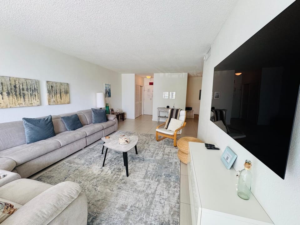 Special $$$! 2 Bedroom Oceanfront Condo in Hollywood/Hallandale Beach! Apartment in Hollywood Beach