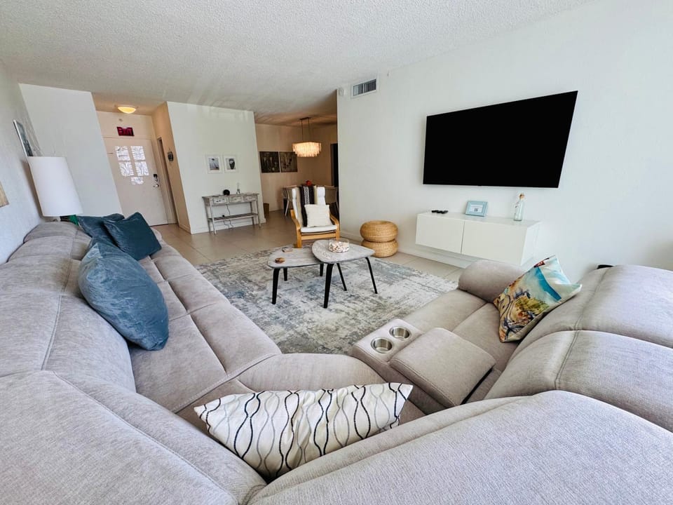 Special $$$! 2 Bedroom Oceanfront Condo in Hollywood/Hallandale Beach! Apartment in Hollywood Beach