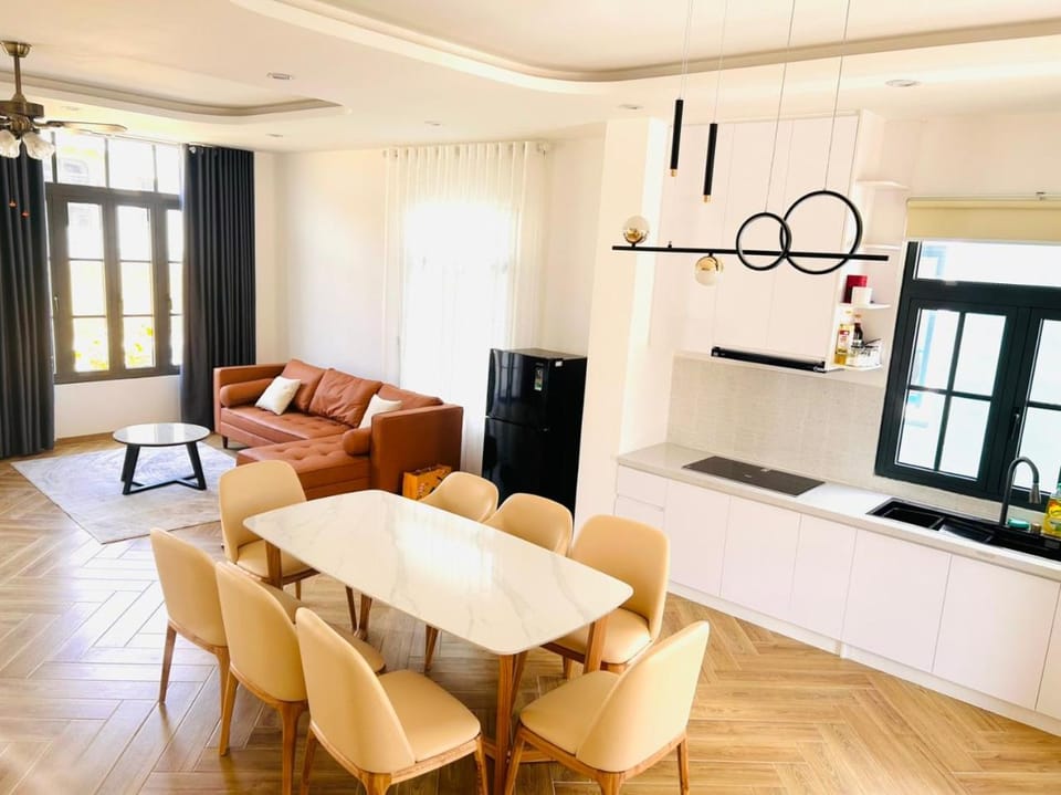 Kitchen or kitchenette, Living room, Seating area, Dining area