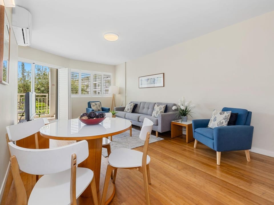 Living room, Seating area, Dining area, air conditioner