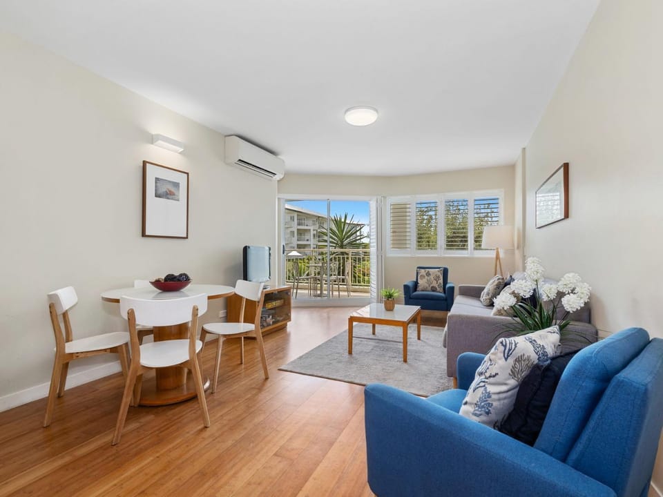 TV and multimedia, Living room, Seating area, Dining area, Evening entertainment, air conditioner