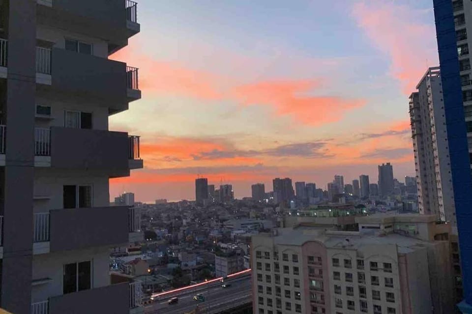 Flat CAMI: Scandustrial Design 1-BR w/ Balcony Apartment in Pasay